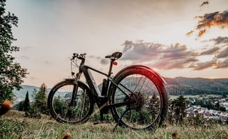 Abgestelltes E-Bike vor Naturkulisse