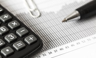 Taschenrechner, Millimeterpapier und Kugelschreiber