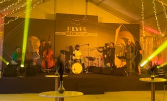 Grupo de música en un evento haciendo un espectáculo con sistema de sonido y luces. Eventos y bodas.