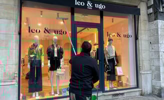 Un homme nettoyant une vitrine Léo et Ugo boutique de vétements à Rouen m&m services