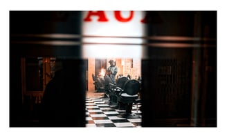 intérieur d'un "barber shop" à Toulouse la nuit