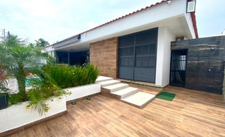casa de temporada em frente ao mar do guaruja com plantas e ceu azul