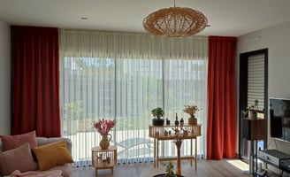 Double rideaux en velours Terracotta de la maison Designers Guild avec tête plis plats