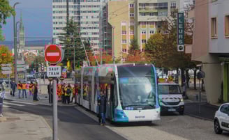 Le nouveau trolleybus lors de ses premiers tests à Vandoeuvre, contrastant avec le panneau du tram.