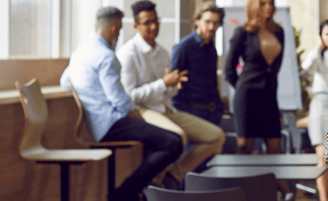 pessoas em uma sala de reunião