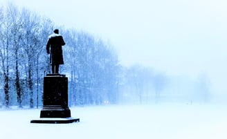 Statue de dos, en Sibérie