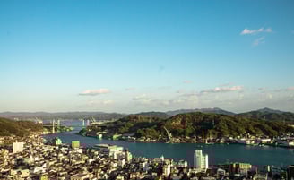 Vista da zona portuária em Hiroshima, chegando de navio.