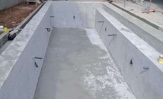 kolam renang struktur beton.