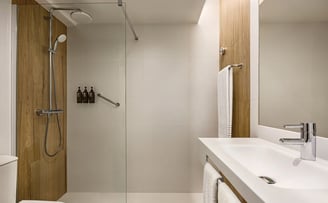 Modern bathroom with walk-in shower at Wyndham Residences Alvor Beach