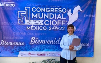 Aranza realizando interpretación simultánea de conferencias en Puerto Vallarta
