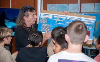 Alain Surina présentant les différentes peaux des requins