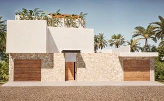 Casa de playa minimalista con materiales neutros , madera y chukum