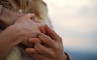 Photo des mains entrelacées d'un couple.