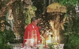 Romo Paskalis Nyoman Widastra memimpin Misa Syukur HUT ke-9 Pengukuhan Legio Maria Bintang Penuntun