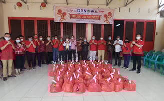 engurus Perbarindo Sumut, OJK Sumut, Walubi Medan, FKUB Medan, dan Viar Motor beserta penerima bakso
