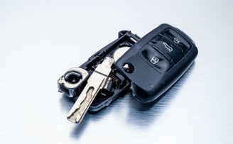 Cheie auto spartă complet – serviciu de refacere și programare cheie nouă