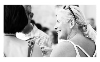 sourires et regards lors du cocktail