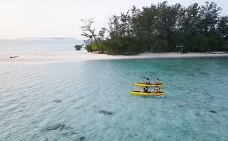 Passeio de Canoa em uma das 105 ilhas de Mil Ilhas, Kepulauan Seribu, distrito de Jacarta - listtour.co.id