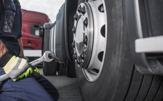 Mobilus padangų servisas atvykęs į pagalbą kelyje