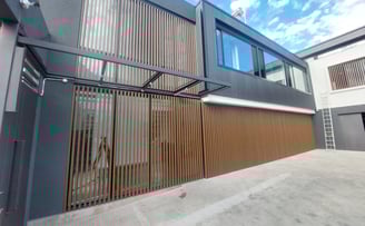 fachada de oficinas utilizando perfiles WPC a modo de parasol
