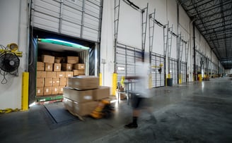 Loading items in a business warehouse for national freight delivery 