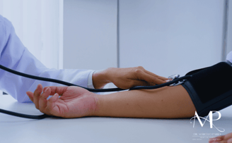 Médico Clínico Geral Aferindo a Pressão Arterial