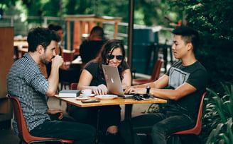 Studenti felici perché la loro pubblicità sui social ha generato molte vendite