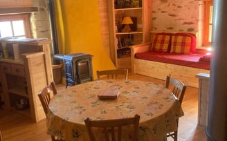 Vue générale de la chambre avec espace repas et coin bibliothèque