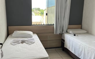 quartos duplos com ar-condicionado, vista para a cidade