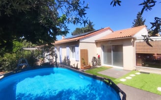 piscine et vue sur la maison