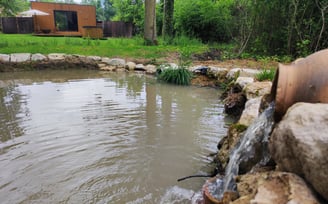 petite mare avec cascades cabane et nature