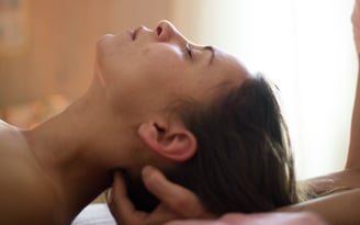 Massage du visage et du cuir chevelu pour libérer les tensions et apaiser le mental.