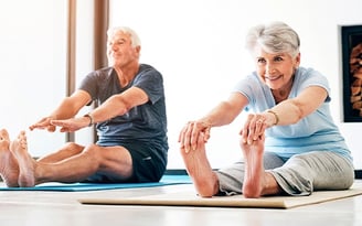 Idosos fazendo ginastica