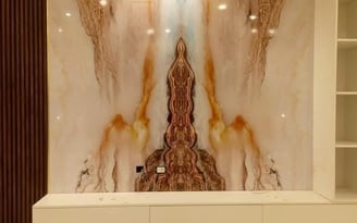جداربيضاء وطاولة بيضاء ديكورات المدينة