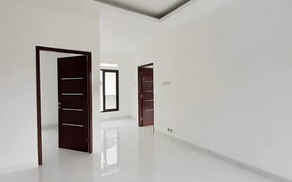 ابواب بنية وجدران بيضاء