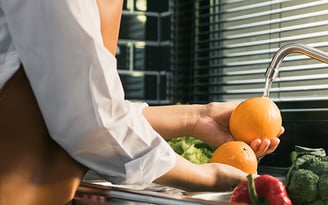 Limpieza de frutas en la cocina