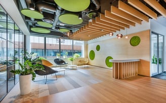 Oficina de concepto abierto con escritorios organizados, sillas ergonómicas y espacios colaborativos