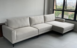 Sofá feito sob medida com chaise em tecido suede na cor cinza claro