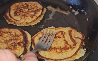 beignet bananes dans une poêle