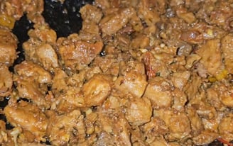 porc frit dans une marmite