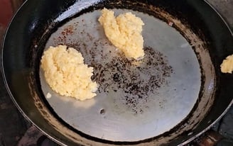 beignet manioc dans une poele