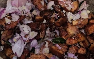Boucané et oignons frit