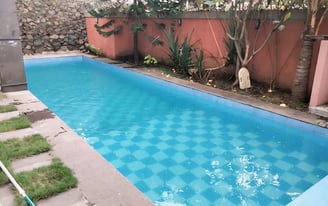 kolam renang minimalis garapan dayanapool dengan keramik berwarna biru muda motif catur