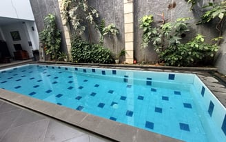 Kolam renang klasik garapan dayanapool dengan keramik roman berwarna biru muda dan tua