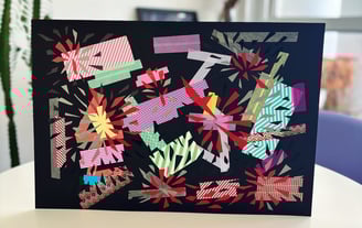 imagem da obra de arte contemporânea feita de fitas adesivas, washi tape e fita isolante sobre fundo preto.
