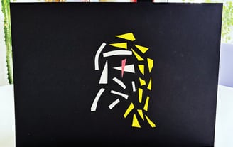 arte contemporânea feita de fitas isolante e washi, formando um homem de cabelo amarelo e olho vermelho sobre fundo preto.