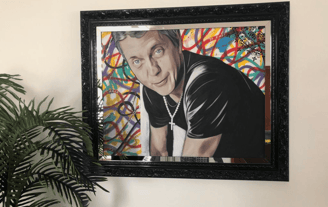 Quadros personalizados de rostos como peças centrais da decoração.