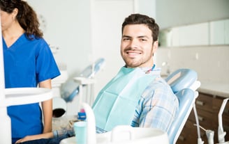 Paziente felice e sorridente dal dentista dopo le sue cure dentali