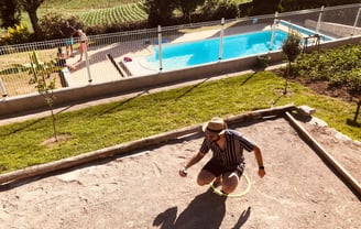 piscine et terrain de pétanque dans le Cantal