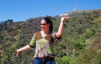 foto da autora visitando o letreiro de Hollywood